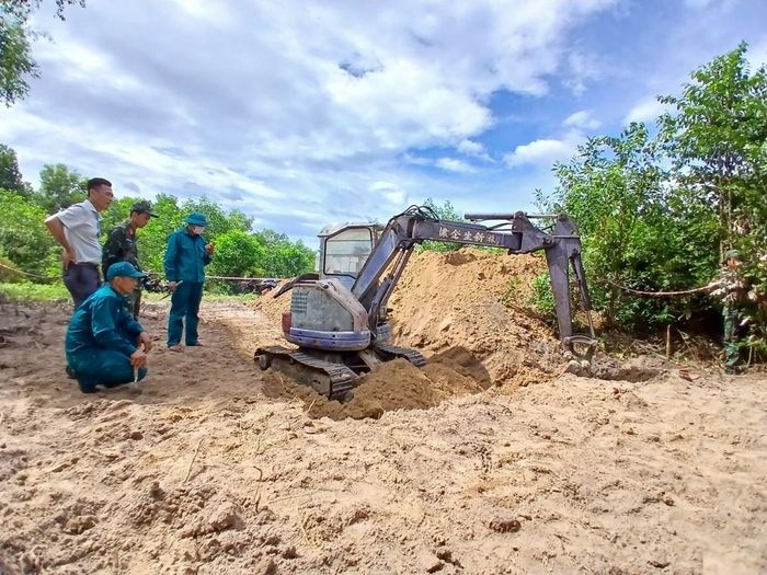 Lực lượng chức năng khảo sát vị trí tìm kiếm, quy tập hài cốt liệt sĩ tại khu vực Gò Tràm, thôn An Sơn, xã Nghĩa Giang