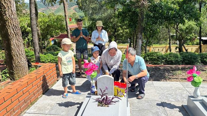 Con cháu gia đình liệt sĩ La Phúc Châu đến thắp hương sau khi xác định được thông tin