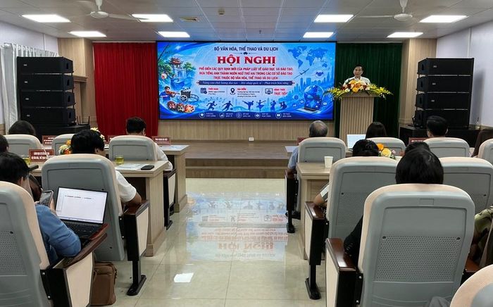 Ông Đinh Công Tuấn, Hiệu trưởng Trường Đại học Văn hóa Hà Nội trình bày chương trình đào tạo của Nhà trường