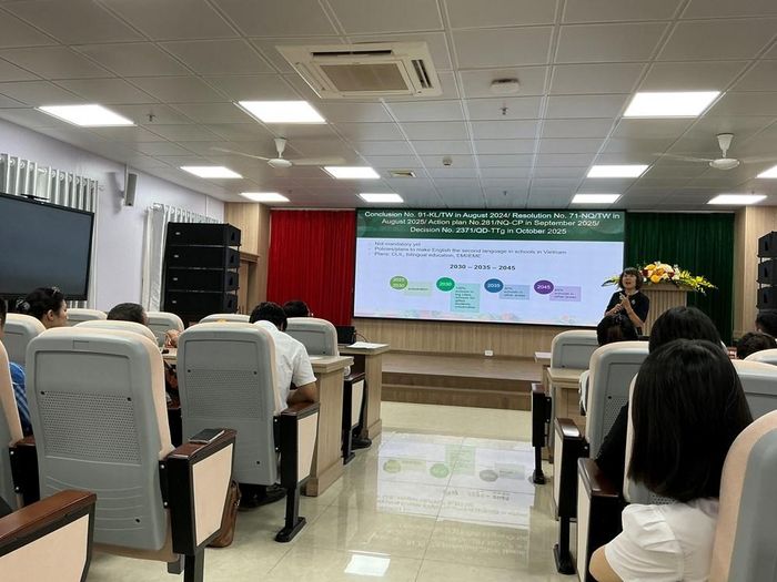 TS Nguyễn Thị Mai Hữu, Trưởng Ban Quản lý Đề án Ngoại ngữ Quốc gia, Bộ GD&ĐT trình bày nội dung Đề án “Đưa tiếng Anh thành ngôn ngữ thứ hai trong trường học
