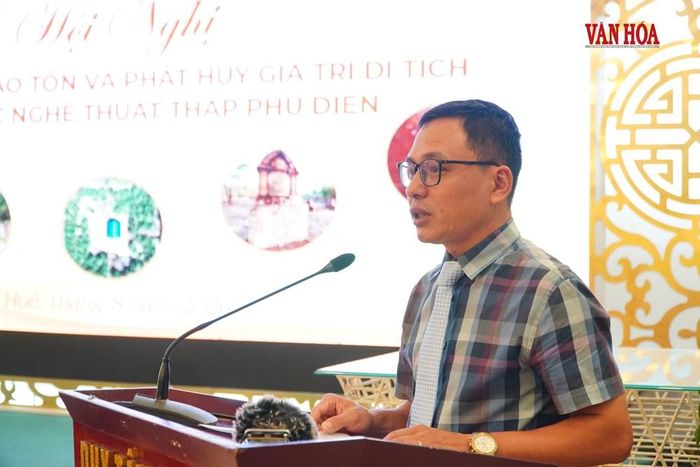 Ông Nguyễn Thiên Bình, Phó Giám đốc Sở VHTT TP. Huế nói rằng Tháp Phú Diên có đặc thù nằm ở vùng cát ven biển nên chịu nhiều ảnh hưởng bởi điều kiện thời tiết, biến động địa chất. Ảnh: S.Thùy