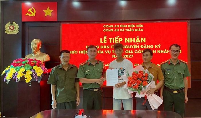 Công an xã Tuần Giáo tiếp nhận đơn tình nguyện tham gia nghĩa vụ Công an nhân dân năm 2027 của công dân Bùi Kiến Quốc. Ảnh: Công an xã Tuần Giáo