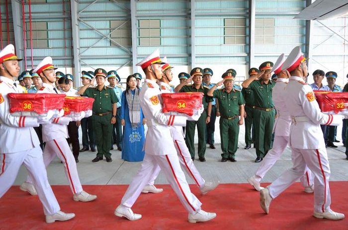 Nghi thức di chuyển mẫu sinh phẩm hài cốt liệt sĩ lên máy bay