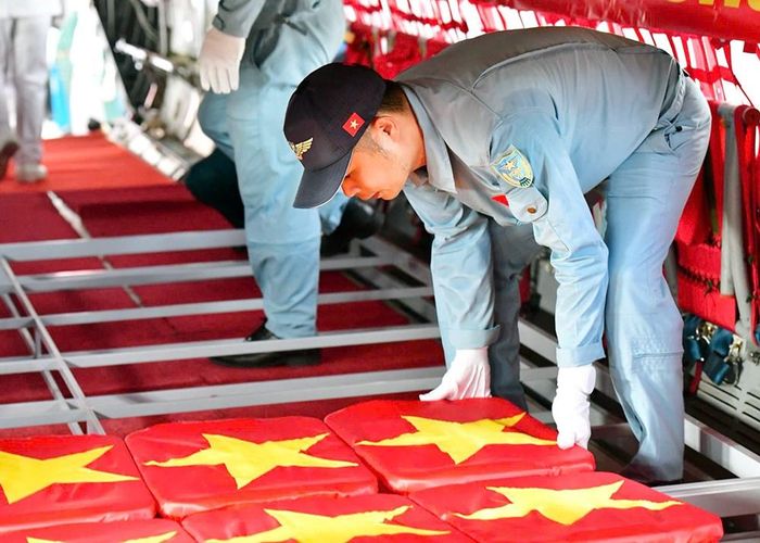 Các lực lượng thận trọng, tỉ mỉ xếp từng mẫu sinh phẩm hài cốt liệt sĩ phục vụ giám định ADN