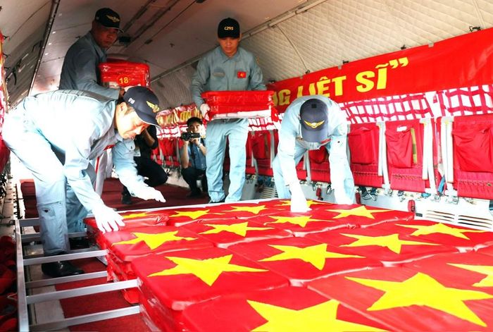 Vận chuyển 7.104 mẫu sinh phẩm hài cốt liệt sĩ từ ga quân sự Sân bay quốc tế Tân Sơn Nhất đến Sân bay quân sự Gia Lâm phục vụ giám định ADN