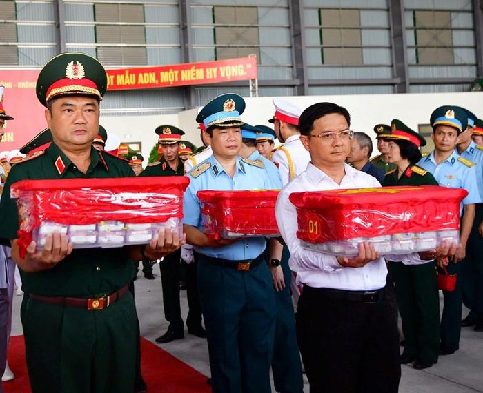 Trung tướng Lê Xuân Thế, Ủy viên BCH Trung ương Đảng, Tư lệnh Quân khu 7 và đồng chí Nguyễn Mạnh Cường, Ủy viên dự khuyết BCH Trung ương Đảng, Phó Chủ tịch UBND TP.HCM, Trưởng Ban chỉ đạo TP.HCM về tìm kiếm, quy tập và xác định danh tính hài cốt liệt sĩ thực hiện di chuyển mẫu sinh phẩm hài cốt liệt sĩ lên máy bay vận tải quân sự
