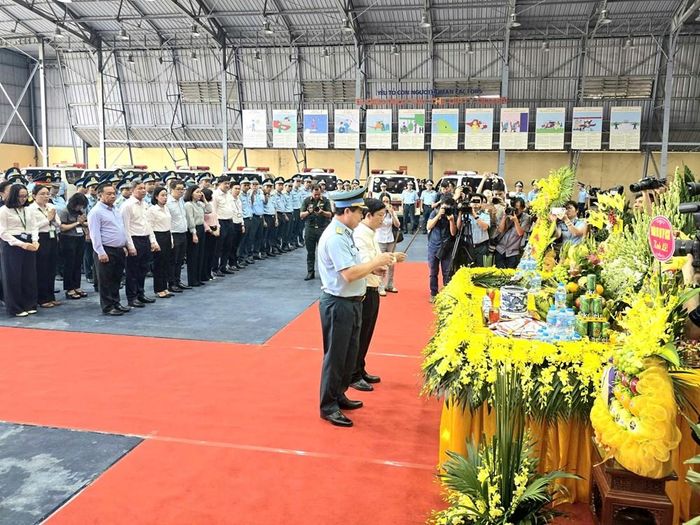 Đại biểu và cán bộ, chiến sĩ dâng hương tưởng niệm các Anh hùng liệt sĩ tại lễ tiếp nhận, bàn giao mẫu sinh phẩm tại sân bay Gia Lâm