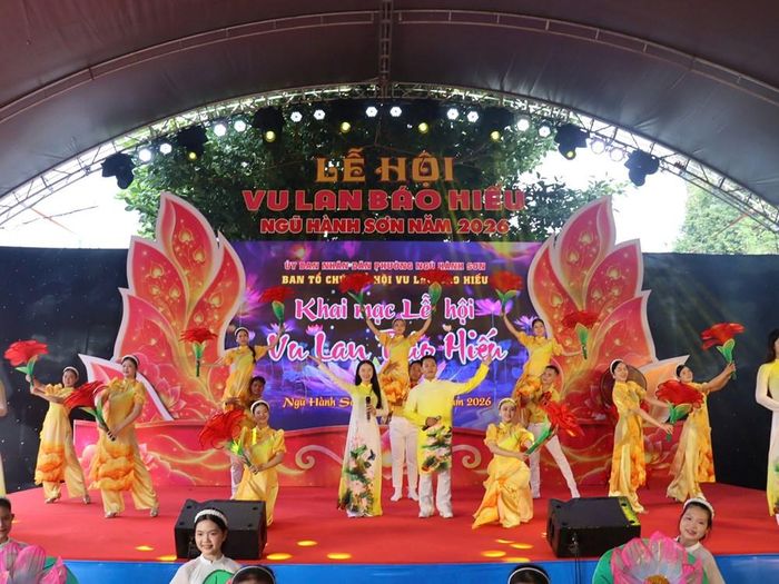 Chương trình văn nghệ tại lễ khai mạc truyền tải thông điệp về tinh thần Vu Lan báo hiếu