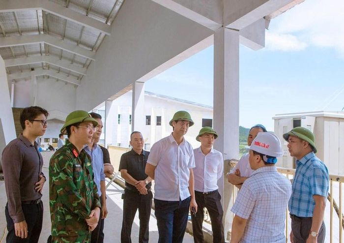 Phó Chủ tịch UBND tỉnh Lào Cai Phan Trung Bá trao đổi với các đơn vị về tiến độ hoàn thiện dự án
