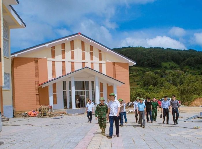 Phó Chủ tịch UBND tỉnh Lào Cai Phan Trung Bá cùng đoàn công tác kiểm tra thực tế công trình Trường Phổ thông nội trú Tiểu học và Trung học cơ sở Y Tý