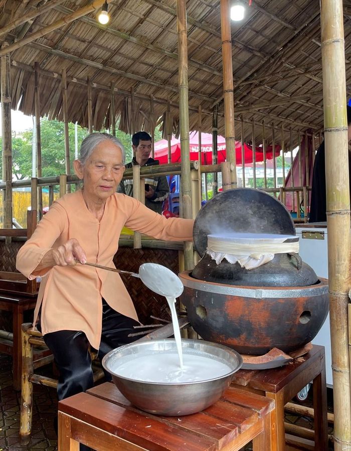 Nghệ nhân trình diễn cách tráng mỳ Quảng