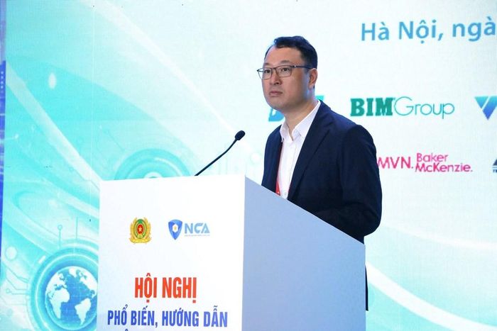 Thượng tá Triệu Mạnh Tùng, Phó Cục trưởng Cục An ninh mạng và phòng chống tội phạm sử dụng công nghệ cao báo cáo về những điểm mới của Luật An ninh mạng năm 2025