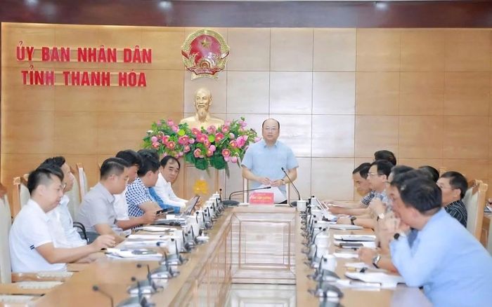 Phó Chủ tịch UBND tỉnh Thanh Hóa Cao Văn Cường phát biểu tại hội nghị về tiến độ Dự án xử lý khẩn cấp kè biển khu du lịch Hải Tiến