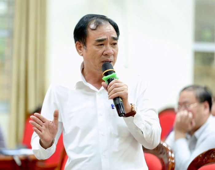 Ông Hoàng Văn Dũng, Bí thư Đảng ủy xã Hoằng Thanh trao đổi tại hội nghị
