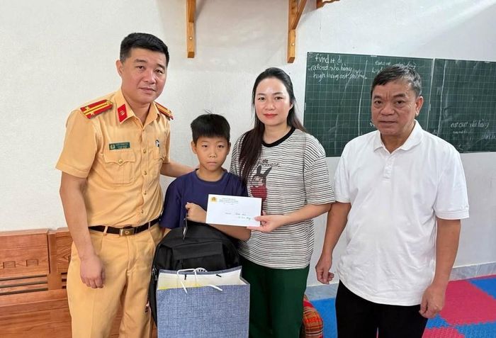 Không chỉ trao những phần quà hỗ trợ về vật chất, cán bộ, chiến sĩ CSGT còn trực tiếp thăm hỏi, tìm hiểu hoàn cảnh, động viên các em và gia đình. Ảnh: Công an tỉnh Sơn La