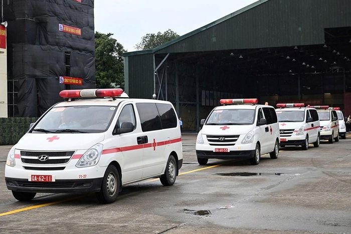 Hơn 7.100 mẫu sinh phẩm hài cốt liệt sĩ được bàn giao, đưa lên 14 xe cứu thương để vận chuyển về Trung tâm Giám định ADN thuộc Khu nghiên cứu và triển khai công nghệ cao - Viện Hàn lâm Khoa học và Công nghệ Việt Nam