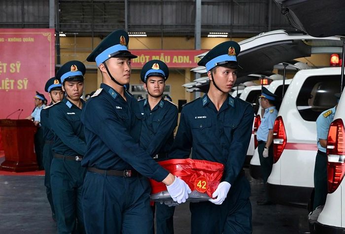 Di chuyển mẫu sinh phẩm hài cốt liệt sĩ lên xe cứu thương