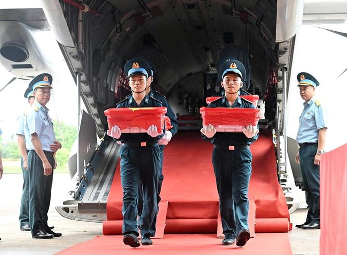 Di chuyển mẫu sinh phẩm hài cốt liệt sĩ xuống khỏi máy bay