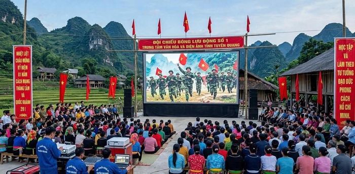 Đông đảo người dân tham gia buổi chiếu phim do Đội Chiếu bóng lưu động số 1 tổ chức