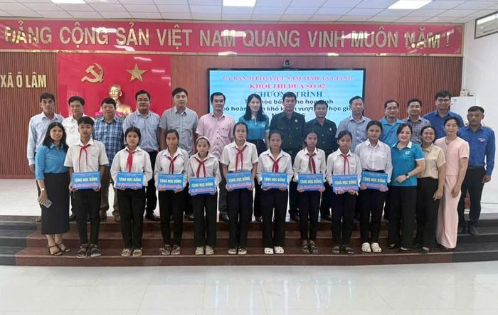 Hội LHPN tỉnh trao học bổng cho học sinh có hoàn cảnh khó khăn tại xã Ô Lâm