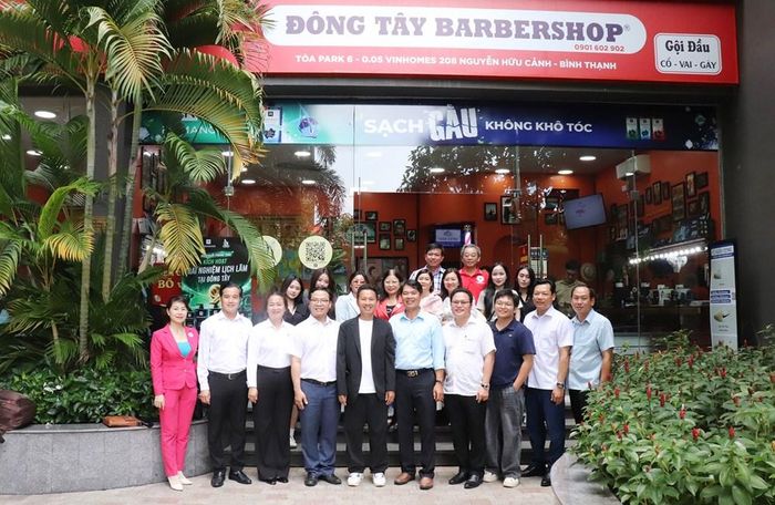 Các đại biểu chụp ảnh lưu niệm