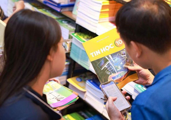 NXBGDVN nỗ lực cung ứng SGK trước thềm năm học mới. Ảnh: Thanh Tùng