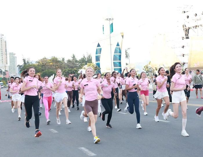 Thí sinh Miss World tham gia chạy bộ ủng hộ bệnh nhân ung thư vú trong Ngày hội TDTT lớn nhất tỉnh Khánh Hòa