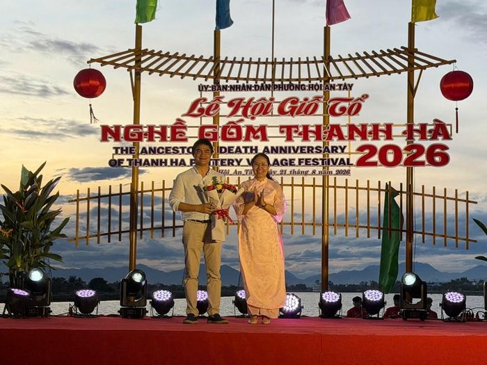 Phó Chủ tịch UBND phường Hội An Tây tặng hoa đại diện Công viên và Bảo tàng Đất nung Thanh Hà, ghi nhận sự tham gia nhiệt tình của đơn vị trong phối hợp tổ chức các sự kiện