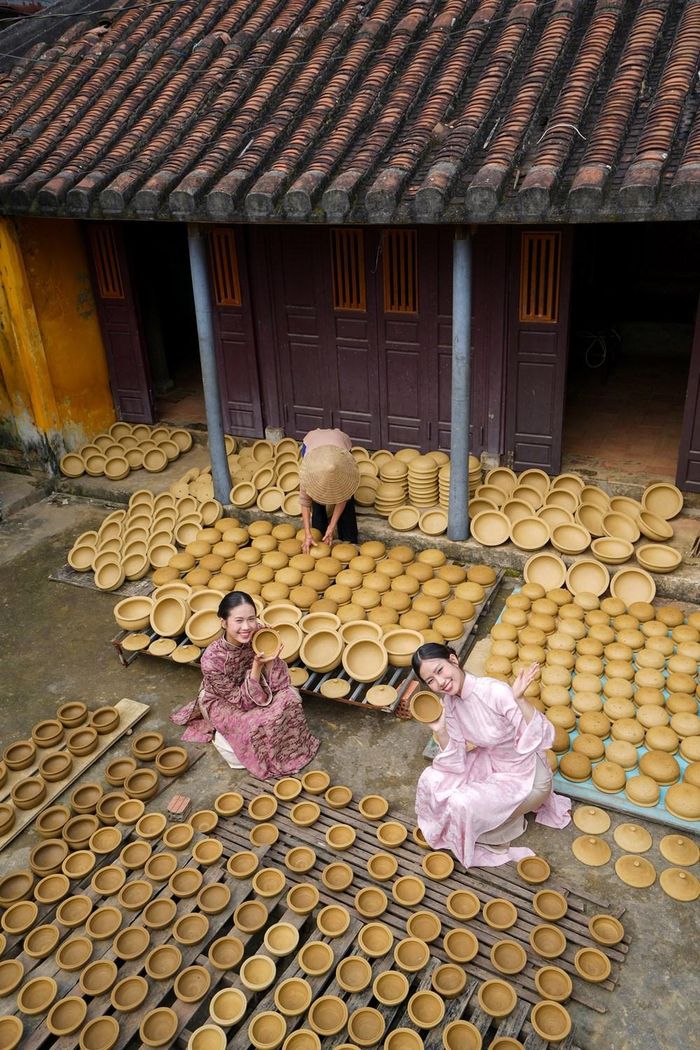 Hơn 500 năm qua, làng gốm Thanh Hà là nơi diễn ra sự kết hợp và kiến tạo diệu kỳ giữa Đất – Nước – Lửa cùng tâm huyết và bàn tay tài hoa, khối óc đầy sáng tạo của người thợ. Ảnh: TTHA