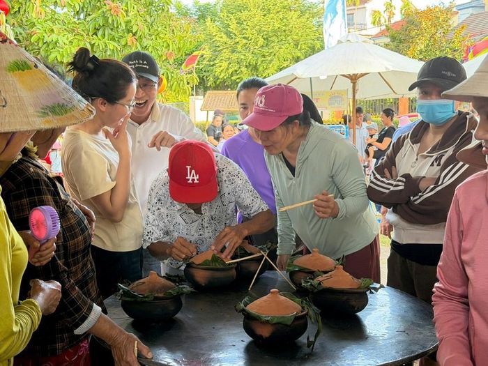 Thi nấu cơm niêu tại lễ hội