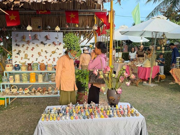 Người dân làng nghề cùng về tham dự ngày hội của làng Thanh Hà