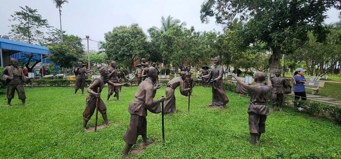 Vườn tượng tại di tích
