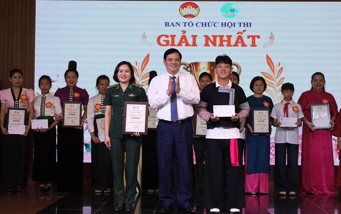 Trao giải Nhất cho đội thi Hội Phụ nữ Ban Chỉ huy Bộ đội Biên phòng tỉnh Sơn La