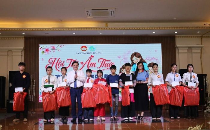 Đại diện Uỷ ban MTTQ Việt Nam tỉnh, Báo Nông nghiệp và Môi trường cùng các nhà tài trợ trao tặng 10 suất quà cho các em có hoàn cảnh khó khăn tại hội thi