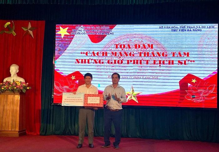 Dịp này, Thư viện Đà Nẵng gửi đến Trung tâm Phụng dưỡng người có công cách mạng thành phố tủ sách và những phần quà như một lời tri ân và sự kính trọng với những thế hệ đã có nhiều đóng góp cho sự nghiệp đấu tranh, xây dựng và bảo vệ Tổ quốc