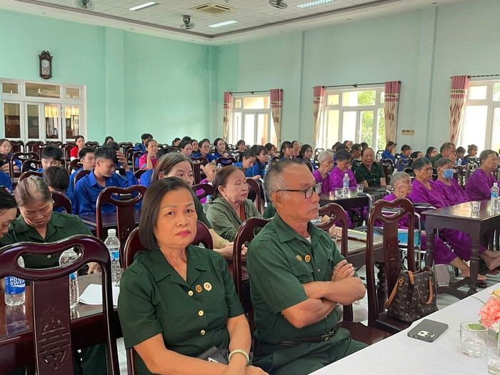 Các cựu chiến binh, thương bệnh binh, người có công với cách mạng tham dự tọa đàm cùng các bạn trẻ