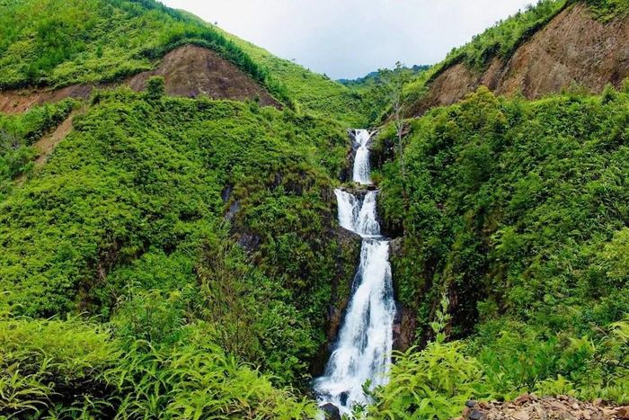 Thác Suối Ngang 3 tầng, một trong những điểm cảnh quan nổi bật có tiềm năng khai thác du lịch tại Suối Tọ