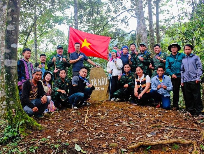 Đoàn khảo sát chinh phục đỉnh Tà Hau, điểm đến giàu tiềm năng phát triển du lịch trekking tại Suối Tọ