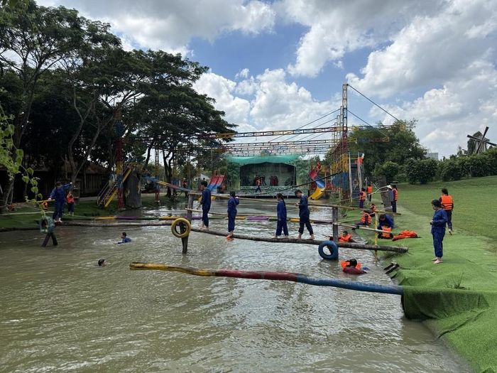 Khu trò chơi vận động dưới nước luôn sôi động với các thử thách giữ thăng bằng, thu hút đông đảo du khách tham gia. Ảnh: vanhoavaphattrien.vn