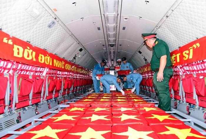Mẫu sinh phẩm hài cốt liệt sĩ được sắp xếp cẩn thận trên khoang máy bay vận tải quân sự CASA-295 của Quân chủng Phòng không - Không quân để chuyển ra Hà Nội, thực hiện công tác giám định ADN, xác định danh tính liệt sĩ. Ảnh: Xuân Khu - TTXVN