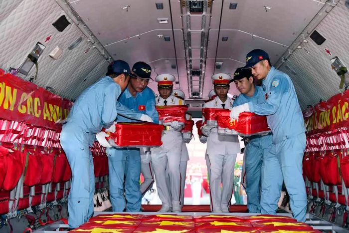 Mẫu sinh phẩm hài cốt liệt sĩ được sắp xếp cẩn thận trên khoang máy bay vận tải quân sự CASA-295 của Quân chủng Phòng không - Không quân để chuyển ra Hà Nội phục vụ công tác giám định ADN, xác định danh tính liệt sĩ. Ảnh: Xuân Khu - TTXVN