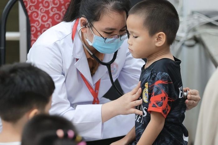 Bác sĩ bệnh viện Xanh Pôn khám sức khoẻ cho học sinh trường tiểu học Ba Đình (phân hiệu 1). Ảnh: Minh Quyết - TTXVN