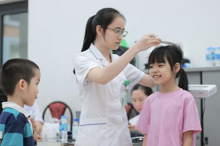 Toàn bộ kinh phí khám sức khỏe được ngân sách thành phố bảo đảm theo Nghị quyết số 14/2026/NQ-HĐND ngày 02/6/2026 quy định chính sách hỗ trợ an sinh xã hội cho người dân Thủ đô. Ảnh: Minh Quyết - TTXVN
