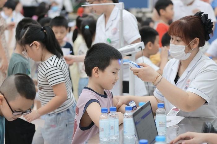 Theo thống kê, toàn thành phố có hơn 2,2 triệu trẻ em, học sinh tại 4.776 cơ sở giáo dục từ mầm non đến trung học phổ thông và trường liên cấp sẽ được khám sức khỏe miễn phí. Ảnh: Minh Quyết - TTXVN