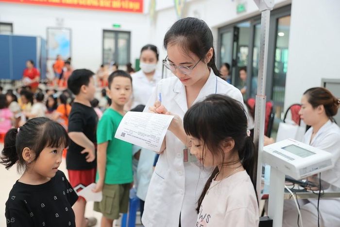 Hà Nội đặt mục tiêu khám sức khỏe miễn phí cho 100% trẻ em, học sinh trước năm học mới, đồng thời số hóa kết quả khám để quản lý sức khỏe trẻ em, học sinh lâu dài. Ảnh: Minh Quyết - TTXVN