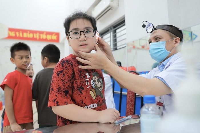 Bác sĩ bệnh viện Xanh Pôn khám sức khoẻ cho học sinh trường tiểu học Ba Đình (phân hiệu 1). Ảnh: Minh Quyết - TTXVN