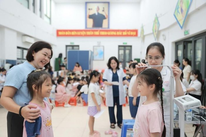 Hà Nội đặt mục tiêu khám sức khỏe miễn phí cho 100% trẻ em, học sinh trước năm học mới, đồng thời số hóa kết quả khám để quản lý sức khỏe trẻ em, học sinh lâu dài. Ảnh: Minh Quyết - TTXVN