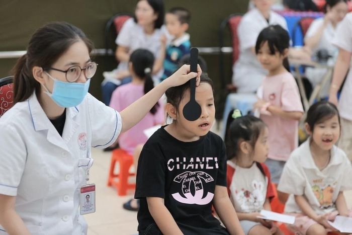Theo thống kê, toàn thành phố có hơn 2,2 triệu trẻ em, học sinh tại 4.776 cơ sở giáo dục từ mầm non đến trung học phổ thông và trường liên cấp sẽ được khám sức khỏe miễn phí. Ảnh: Minh Quyết - TTXVN