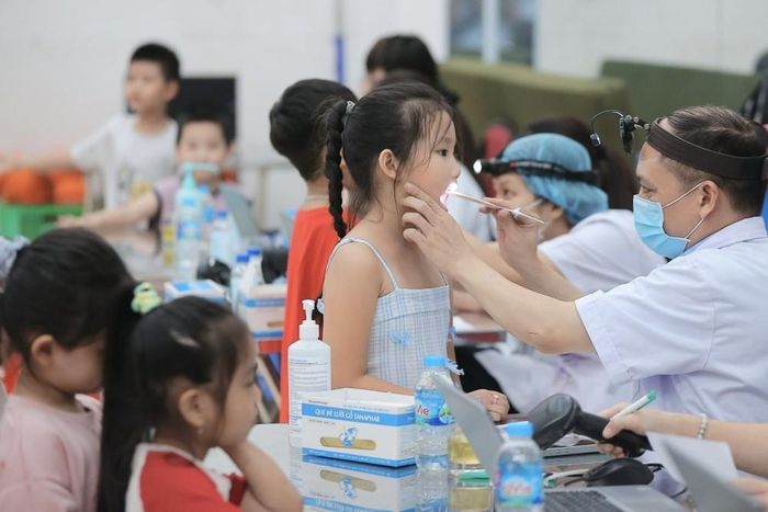 Bác sĩ bệnh viện Xanh Pôn khám sức khoẻ cho học sinh trường tiểu học Ba Đình (phân hiệu 1). Ảnh: Minh Quyết - TTXVN