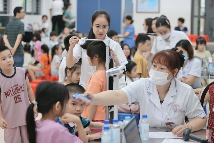 Theo thống kê, toàn thành phố có hơn 2,2 triệu trẻ em, học sinh tại 4.776 cơ sở giáo dục từ mầm non đến trung học phổ thông và trường liên cấp sẽ được khám sức khỏe miễn phí. Ảnh: Minh Quyết - TTXVN